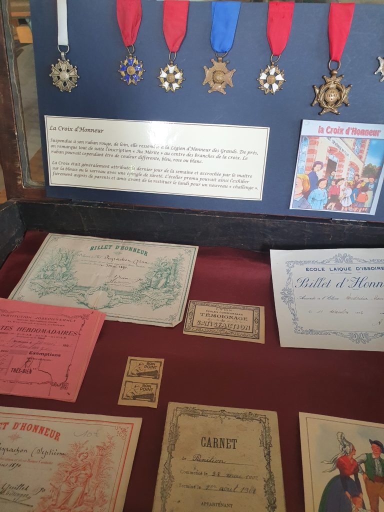 Billets d'honneur et croix d'honneur aux élèves les plus méritants